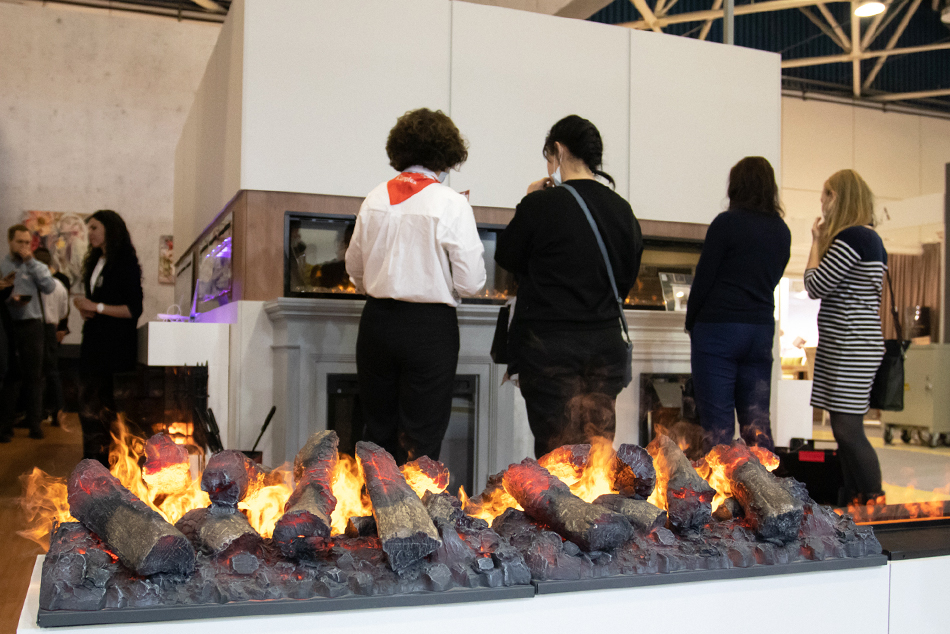 Камин Cassette 1000 с дровами на выставке "Мебель 2021" Камин Cassette 1000 с дровами